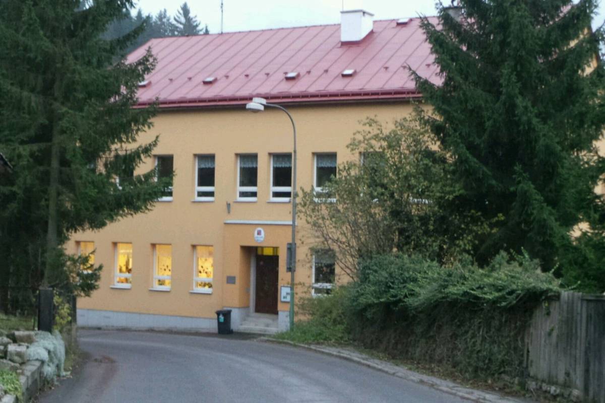 Škola se připravuje na oslavu výročí 140 let od založení. Den otevřených dveří bude v sobotu 18.10. 2025 od 9:00 do 14:00