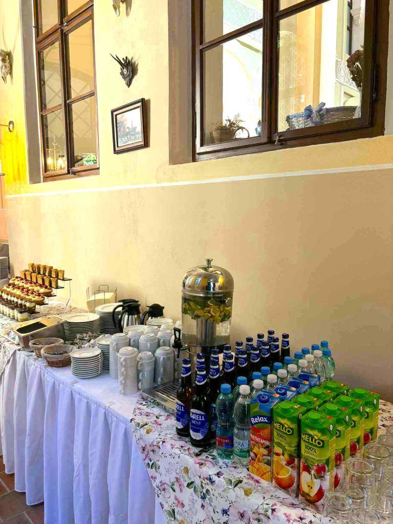 Nový školní rok započal a ještě než se noví žáci i učitelé stačili rozkoukat, kuchařská sekce naší školy vyrazila do terénu poskytnout své, nejen po okolí, proslulé kulinářské služby.    Podívejte se do galerie, jak to asi vypadalo!