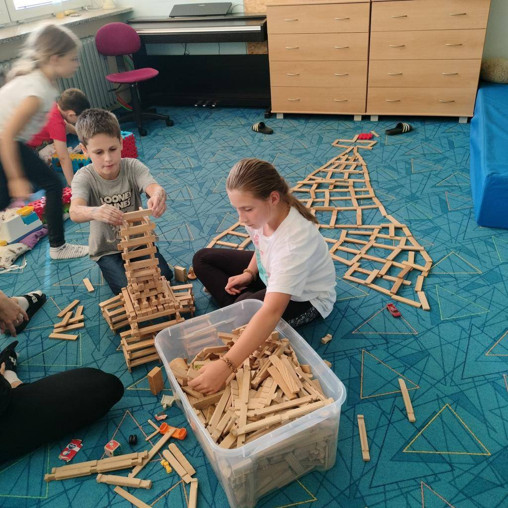 Rozjeli jsme naše projektové týdny, díky si děti navrhnou a vylosují téma, kterému se chtějí věnovat. Začínáme Francií - základní informace, jídlo, památky.