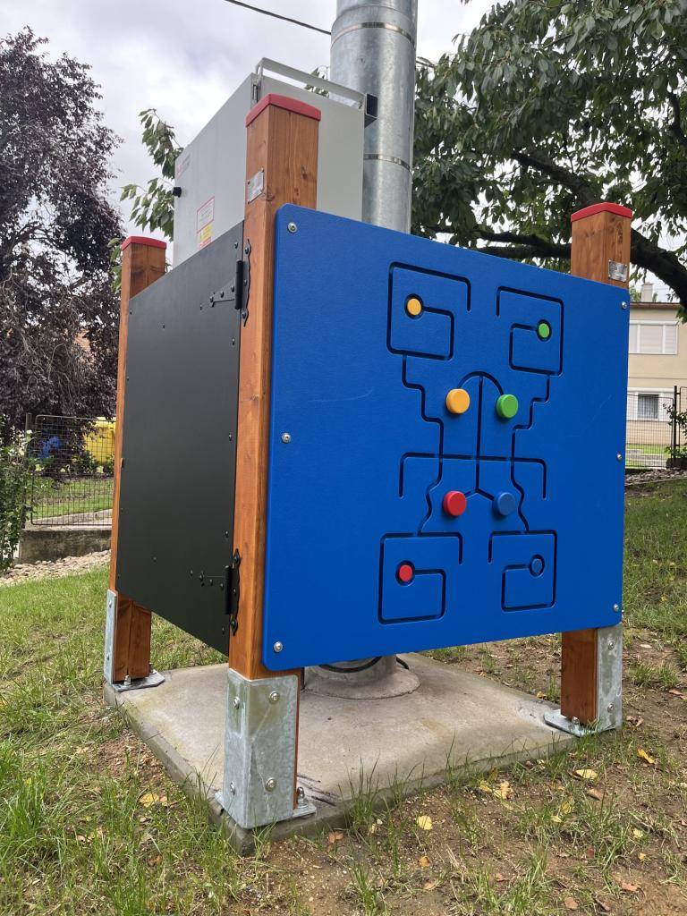 Za podpory Nadace ČEZ jsme na hřiště místní školky pořídili motorické tabule, aby hřiště bylo bezpečnějším a atraktivnějším místem pro hry.