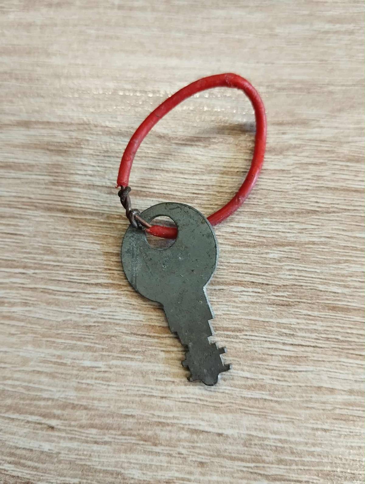 Dnes se  u hřbitova v Prachovicích našel klíč. Můžete si ho vyzvednut v pokladně OÚ.