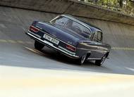 SEb zde funguje jako „nosič“ jedinečného vidlicového osmiválce, připraveného do nových W116 a R107.