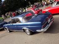 Mimořádně elegantní tmavomodrý metalický lak kupé SEb, jak jej jeho majitel představil na jedné z jihočeských veteránských jízd v roce 2012.