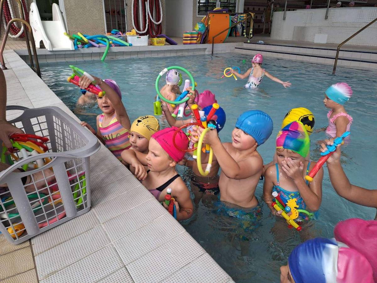 Děti ze třídy soviček z MŠ zahájily plavecký výcvik v bazénu v Příbrami. Tento program jim pomůže rozvinout plavecké dovednosti a naučit se základům bezpečnosti ve vodě.