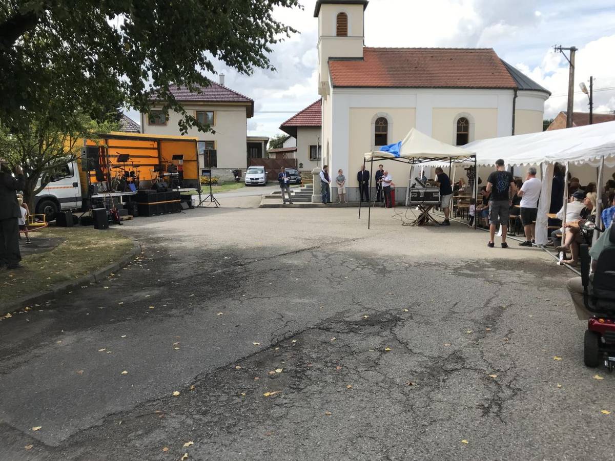 Ve dnech 10. - 12. srpna roku 1904 se ve Chmelné konal poslední doložený sjezd rodáků obce Chmelná o kterém v dobovém tisku ze dne 17. srpna 1904 informovali NÁRODNÍ LISTY. Od té doby se pravděpodobně již žádný další nekonal, jen se o něm při různých příležitostech posledních mnoho let uvažovalo.