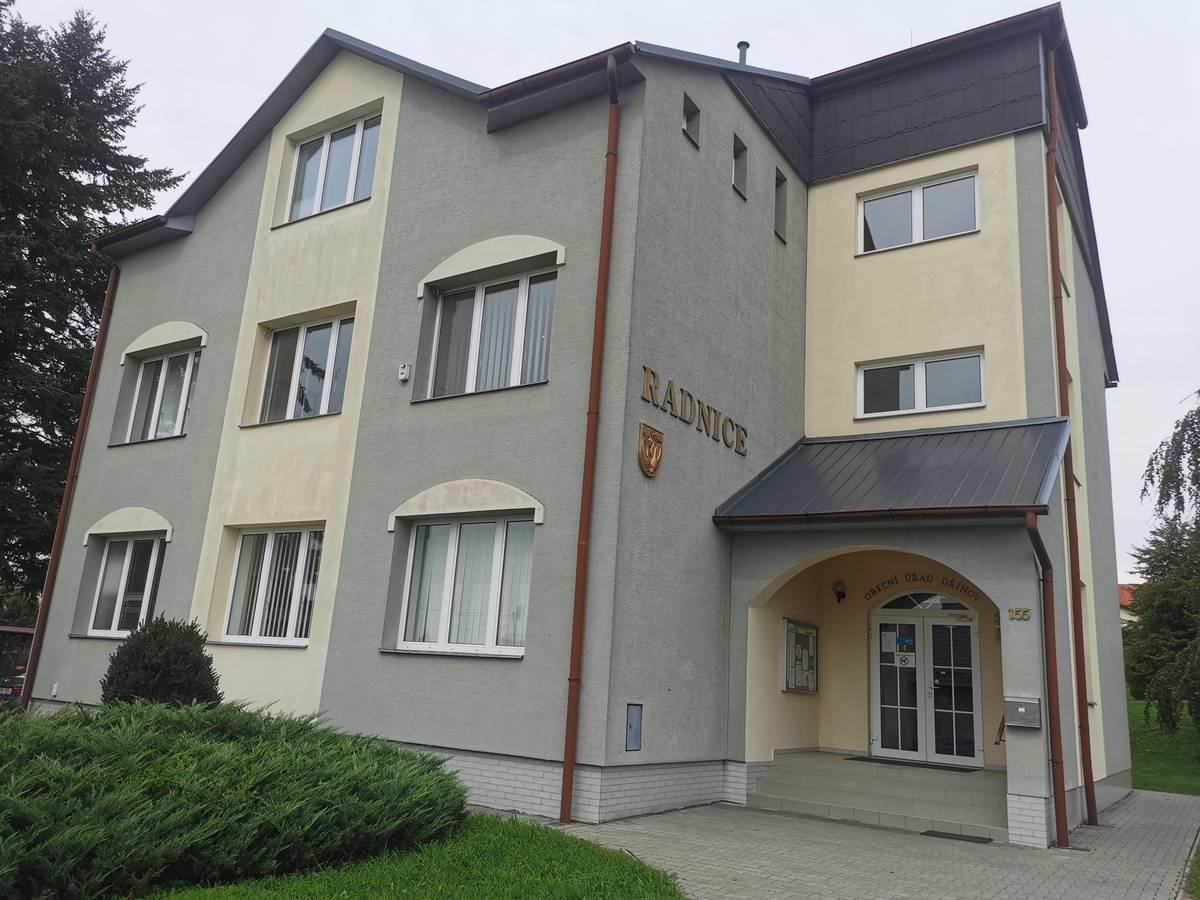 Obecní úřad Dřínov v souladu s ustanovením § 93 odst. 1 zákona č. 128/2000 Sb., o obcích (obecní zřízení), v platném znění, informuje o konání zasedání Zastupitelstva obce Dřínov, svolaného starostkou obce Ing. Zuzanou Trněnou.   Místo konání: Obec Dřínov – zasedací místnost obecního úřadu, Dřínov č. p. 155 Doba konání: 25. 9. 2025 v 18:00 hodin   Navržený program: 1.  Zahájení zasedání a schválení programu 6. zasedání zastupitelstva 2.  Zpráva o kontrole plění usnesení předchozího zasedání zastupitelstva 3.  Zpráva z jednání kolegia zastupitelstva od předchozího zasedání zastupitelstva 4.  Servisní smlouva na opravy, revize a zkoušky plynových zařízení 5.  Koupě pozemku parc. č. 211 v k. ú. Dřínov u Kroměříže 6.  Smlouva o zajištění požární ochrany 7. Rozpočtové opratření obce Dřínov č. 5/2025 8. Směrnice pro zadávání veřejných zakázek malého rozsahu 9.  Souhlas zřizovatele s realizací projektu "Šablony OP JAK II. pro MŠ Dřínov" 10. Diskuze 11. Závěr