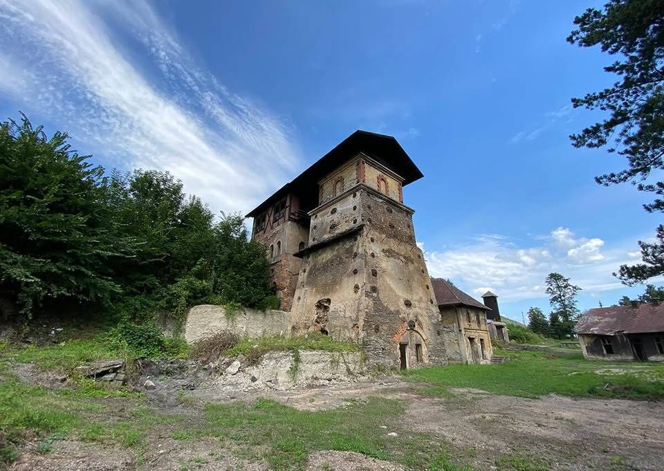 Gemerský banícky spolok Bratstvo a obec Nižná Slaná  pozýva širokú verejnosť na TURISTICKÝ POCHOD po banských dielach a chodníčkoch v Nižnej Slanej, ktorý sa uskutoční dňa 20. 09. 2025 od 09:00 hod. so zrazom pred banícko-mineralogickou expozíciou v Nižnej Slanej. Turistická trasa bude viesť od Banícko-mineralogickej expozície po hrebeni vrchu Rimberg starými banskými dielami a chodníčkami a bude zakončená v areáli pri Hute Etelka v miestnej časti Nižnoslanská Baňa, kde bude na účastníkov čakať posedenie a občerstvenie.