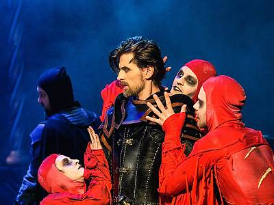 V týdnu od 22.9. 2025 v pondělí a ve středu 8-12 a 13-17h bude možné vyzvednout si vstupenky na Draculu (26.11.). Platba v hotovosti nebo kartou. Vstupenky vám předá paní tajemnice M. Štychová.  Děkujeme!