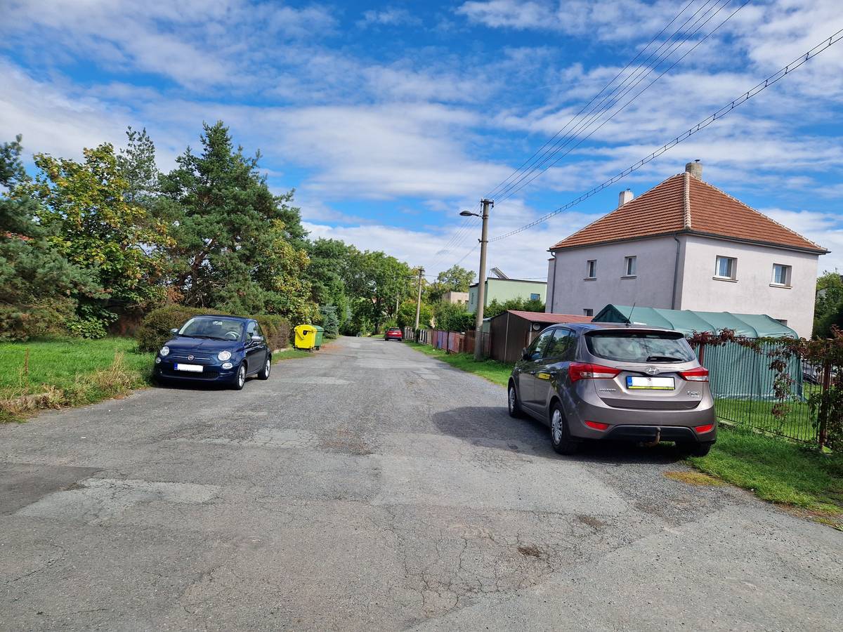 PROBLÉMY S VEŘEJNÝM OSVĚTLENÍM       V lokalitě Na Parcelách dochází již několik týdnů k výpadkům veřejného osvětlení. Pracovníci úřadu chodí prakticky každý večer nahazovat spadlé jističe. Problém jsme opakovaně řešili s obecním elektrikářem. Příčinu jsme zatím nenašli.       Tyto výpadky způsobuje "střední" větev, která vede od rozvaděče vedle Břízek (čp 164) přímou cestou ke Kladenské ulici s odbočkou k autobusové zastávce U Školy a zpět k návsi na Ovčíně. Větev je zhruba 600 metrů dlouhá.        Abychom zmenšili délku úseku pro hledání závady, bude několik svítidel na pár dní odpojeno:       - 1 svítidlo ve slepé uličce směrem k čp 206/214   - 5 svítidel od čp 217 po ulici Ke Kinu (čp 13)       Pokud večer bude tma ve středu obce, tak je závada v úseku mezi čp 163 a Kladenskou ulicí, který byl připojen k jinému rozvaděči.        Svítidla budou odpojena nejspíše do začátku příštího týdne. Závada by se měla projevit (nebo naopak neměla) v řádu jednotek dní.        Velice se omlouváme za vzniklé nepříjemnosti. Není to poprvé, co zde vznikají problémy. Kabelové vedení veřejného osvětlení je již staré a může docházet k praskání keramických částí. Doufali jsme, že část tohoto úseku uložíme do země spolu s elektrickými dráty, ale společnost ČEZ Distribuce se rozhodla projekt odložit.        Děkujeme za pochopení.