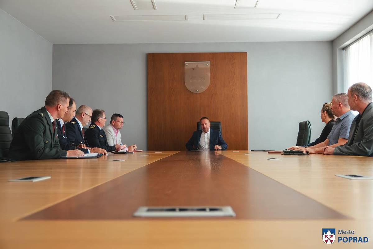 Primátor mesta Anton Danko zvolal na deň 18.9.2025 pracovné stretnutie zamerané na zlepšenie bezpečnosti v staničnom parku pri železničnej stanici.  Dôvodom bol zvýšený výskyt osôb narúšajúcich verejný poriadok v tejto lokalite. Na stretnutí sa zúčastnili zástupcovia mestskej a štátnej polície, ako aj zástupcovia Železníc Slovenskej republiky a SAD Poprad.  Mestská polícia už prijala viaceré opatrenia na zlepšenie situácie, no vzhľadom na personálne kapacity je potrebná širšia spolupráca všetkých zainteresovaných strán.  Cieľom stretnutia bolo nastaviť spoločný postup, ktorý prispeje k udržiavaniu poriadku a zvýšeniu pocitu bezpečia pre všetkých obyvateľov aj návštevníkov mesta.