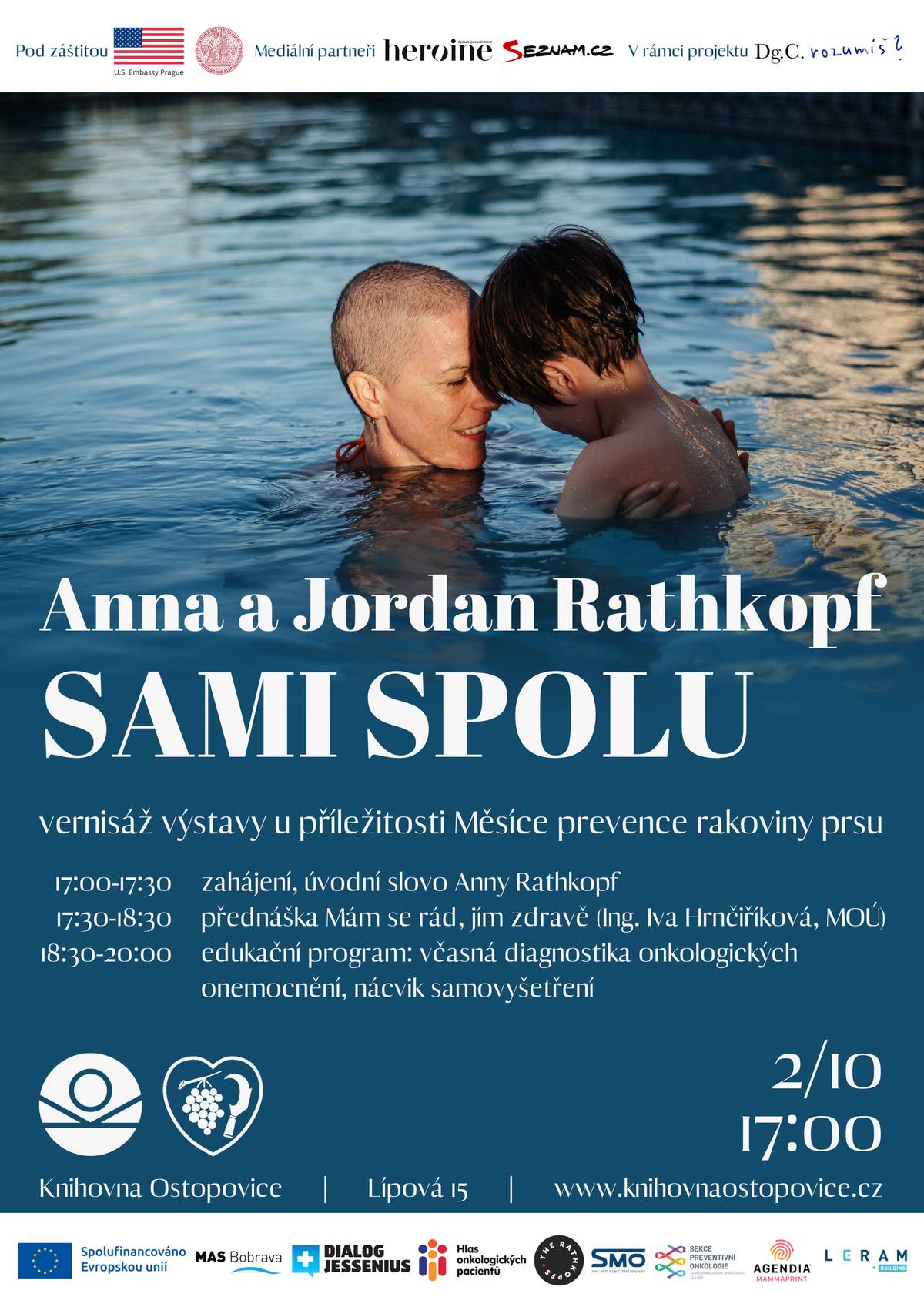 Zveme na vernisáž výstavy fotografií Anny a Jordana Rathkopfových. Autobiografický vizuální příběh vznikl v reakci na Anninu diagnózu HER2-pozitivní rakoviny prsu ve věku 37 let. Během sedmi let dokumentovali svůj život prostřednictvím fotografií včetně kreseb a snímků jejich malého syna Jesseho a zkoumali, jak nemoc přetváří identitu, blízkost a rodinu.  V rámci vernisáže se koná přednáška Ing. Ivy Hrnčiříkové (Masarykův onkologický ústav) Mám se rád, jím zdravě a doprovodný edukační program na téma včasné diagnostiky onkologických onemocnění s nácvikem samovyšetření. Knihovna Ostopovice / čtvrtek 2.10. 17:00-20:00 / vstup zdarma / registrace zde Výstavu pořádáme u příležitosti Růžového října (měsíc prevence rakoviny prsu) a potrvá do 26.11.2025.