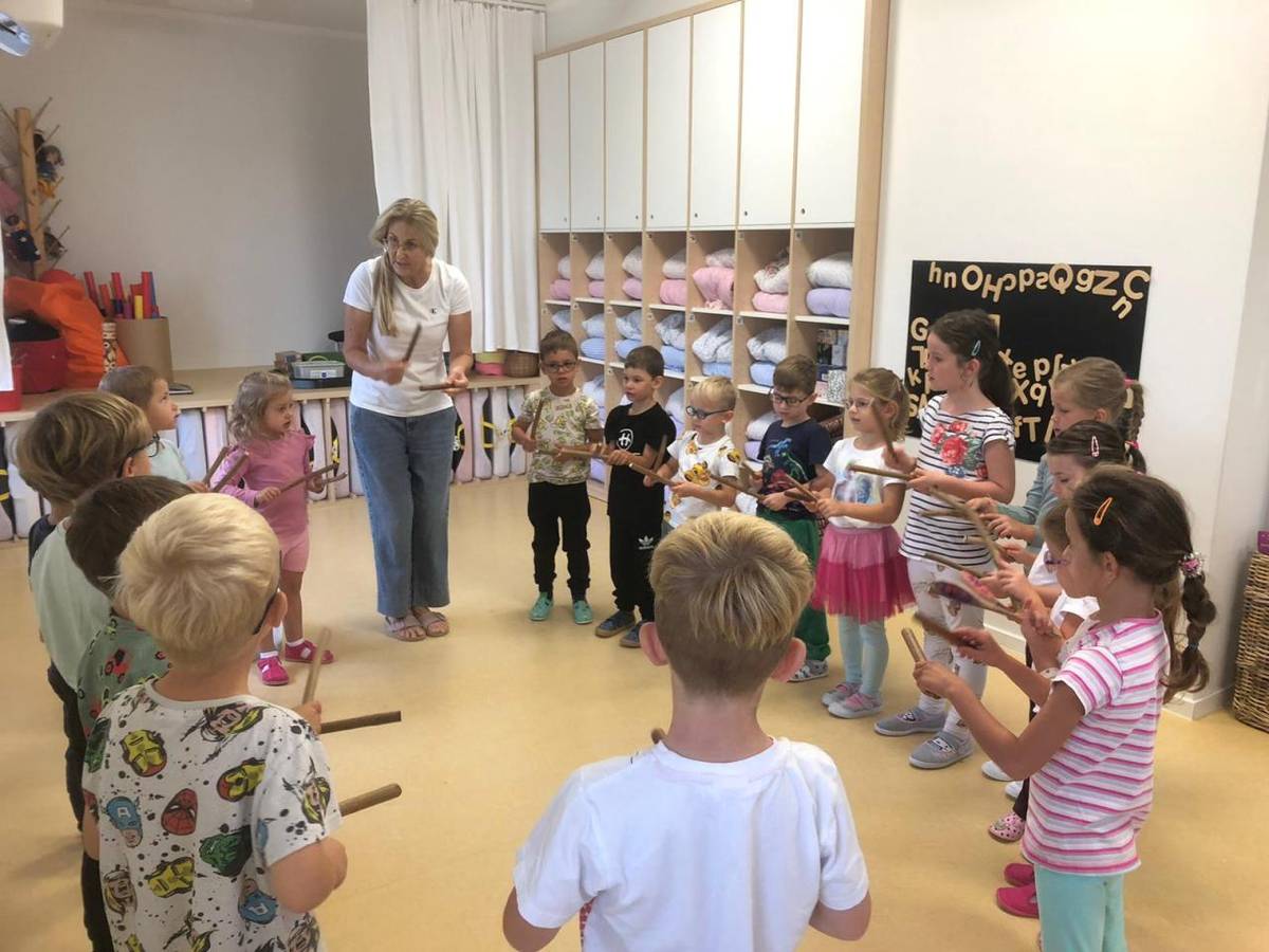 Klikatá je pěšinka,  na louce i v lese,   po ní ježek Bodlinka  těžký náklad nese.