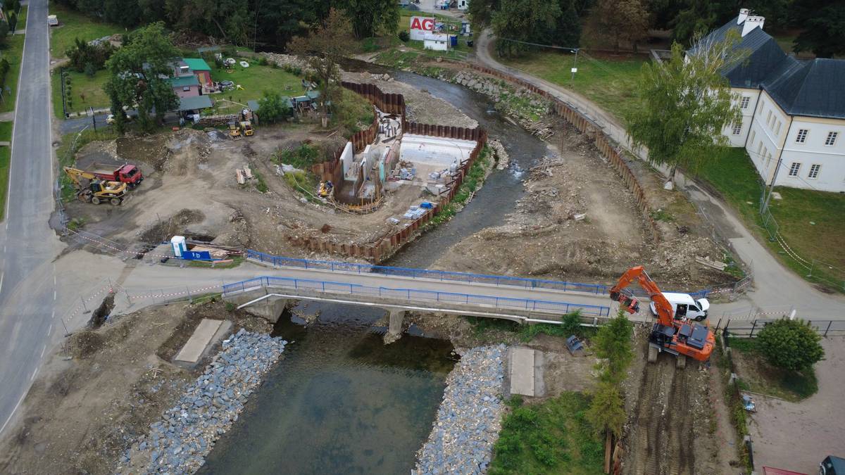 V rámci probíhající rekonstrukce jezu bude už letos odstraněn most přes řeku Opavu.  👉 Nejprve vyroste provizorní lávka pro pěší a cyklisty, a teprve poté dojde k samotnému bourání mostu.  🚗 Automobily budou jezdit po objízdné trase přes silnici I/45 a III/4585 (vedoucí přes obec).   ℹ️ Výstavba nového mostu by měla trvat až do července 2026.   ⚠️ Upozorňujeme, že od 2. 10. do 10. 11. 2025 proběhne navíc oprava silnice I/45, což dopravu ještě více zkomplikuje, zejména v okolí zámku.   Prosíme vás o trpělivost a pochopení během stavebních prací a děkujeme zejména občanům, kteří bydlí v okolí zámku, za jejich shovívavost. 🙏Děkujeme 🙏