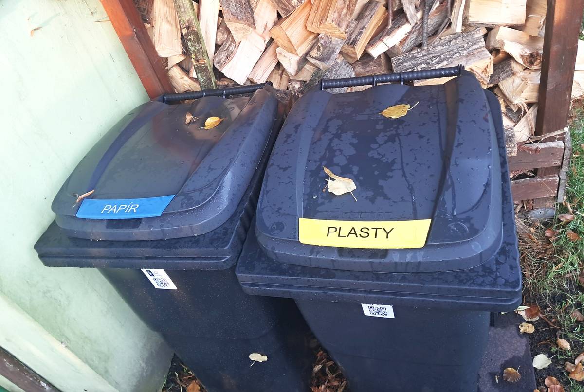 O víkendu a v pondělí byly popelnice na papír a plast rozvezeny domácnostem na Mlíčníku. To znamená, že 240litrové nádoby s modrým, případně žlutým klipem už mají lidé v celé Lysé. Zbývá je zavézt v Litoli, tam se začne 6 října. Popelnice dostávají domácnosti, které si je objednaly. Nádoby o objemu 120 litrů město objednává a lidé je dostanou, co nejdřív to bude možné.