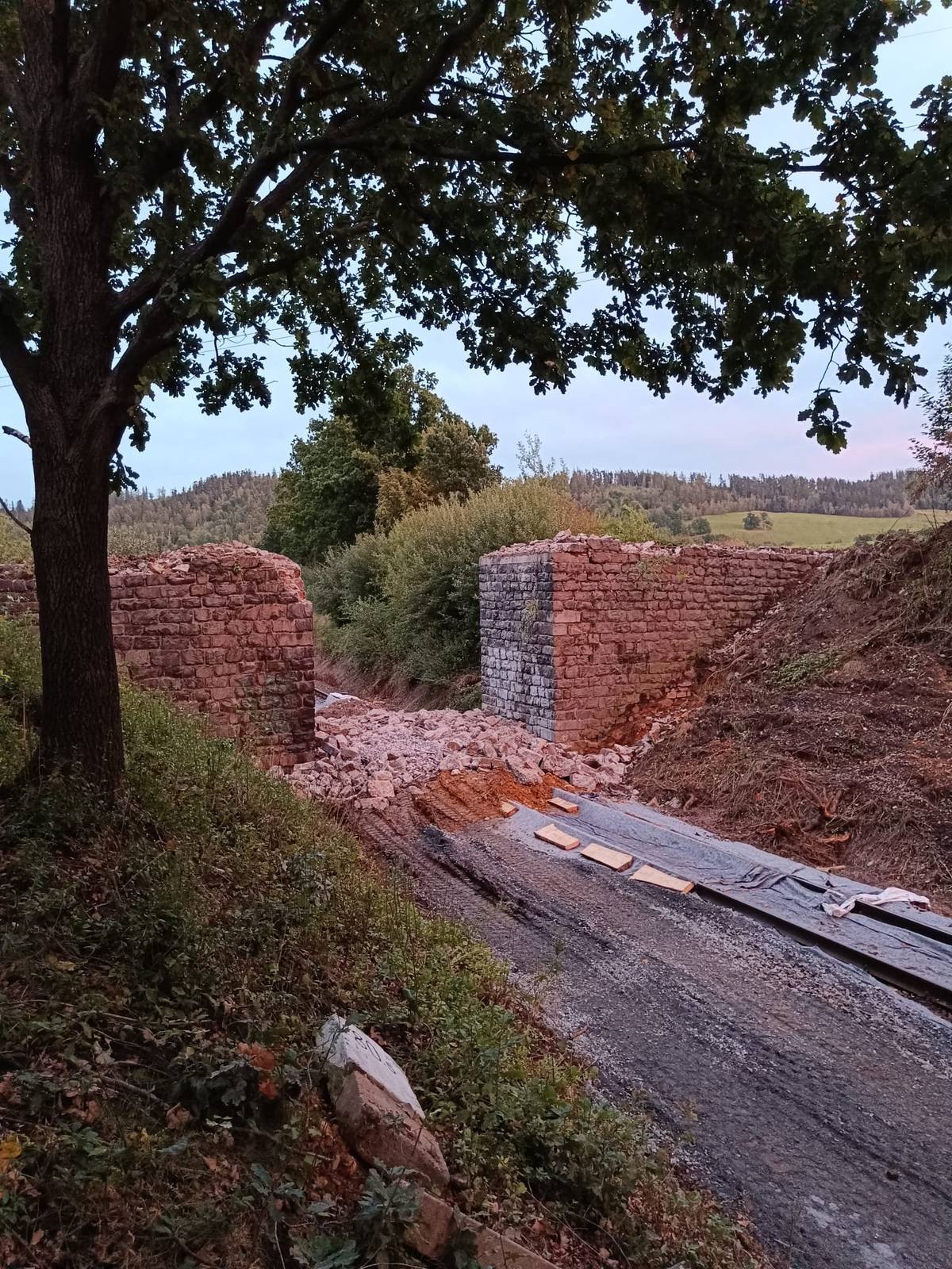 Správa železnic zahájila rekonstrukci železniční tratě v úseku Milotice nad Opavou – Brantice.  👉 Součástí prací je oprava dvou propustků od železničního přejezdu k budově nádraží, zrušení starých propustků směrem k mostu a vybudování nového odvodňovacího příkopu, který bude vyústěn do potoka u zastávky pod Velehradem. V rámci rekonstrukce dojde také k odstranění mostu nad kolejemi. 🚦 Doprava Z důvodu rekonstrukce  propustku u železničního přejezdu bude uzavřena místní komunikace na parc. č. 2059/1. Průjezd bude veden po provizorní komunikaci, která povede přes koleje na cestu směrem k lomu a zpět přes železniční přejezd. ✅ Stavba by měla být dokončena v prosinci 2025. Díky těmto opatřením se zlepší odtokové poměry a technický stav dráhy, což přispěje i k ochraně obce při přívalových deštích. Prosíme občany o trpělivost a pochopení po dobu výstavby.