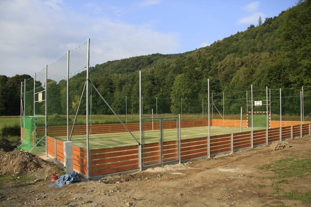 Dnes v Hanušovicích proběhla kolaudace nového hřiště v sídlišti Na Holbě!  To původní bohužel vloni zničila povodeň, ale nyní si děti i dospělí mohou znovu užít moderní a bezpečný prostor pro hry a sport.  Hřiště bude oficiálně otevřeno od pátku 19. 9. Otevírací doba:  Duben – září: 8:00 – 20:00 Říjen – březen: 8:00 – 18:00  Na začátku října navíc proběhne ještě slavnostní otevření. Už od tohoto pátku ale bude hřiště všem k dispozici. Přijďte si zahrát a užít nové hřiště – těšíme se na vás! 💚