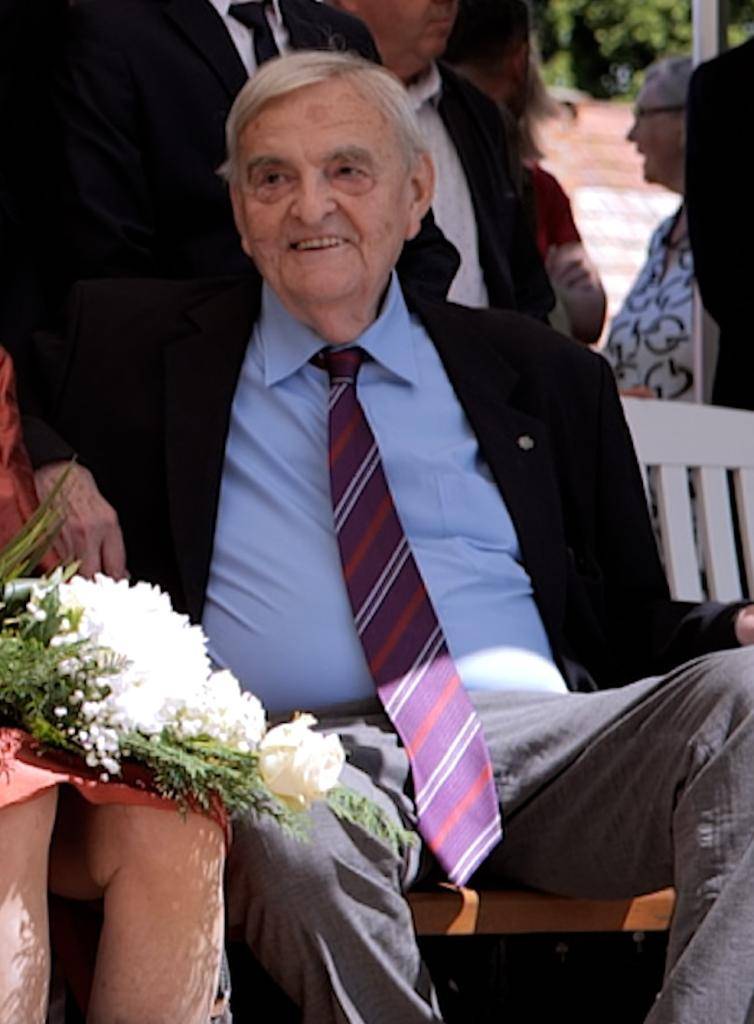 S hlbokým zármutkom Vám oznamujeme, že dnes 18.9.2025 vo veku 85 rokov zomrel Mikuláš Ostrolúcky, ktorý bol najstarším členom rodu Ostrolúckych. V roku 2024 sa zúčastnil v našej obci Kultúrnej Jari Adely Ostrolúckej. Česť jeho pamiatke.