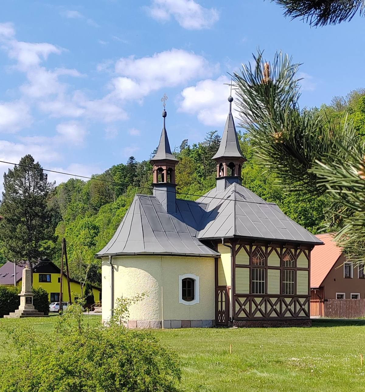 Vážení občané, rádi bychom oslovili ty z vás, kteří jste ještě neměli možnost přispět na nové zvony pro naši kapli. Každý příspěvek je pro nás velmi cenný a pomůže nám dosáhnout našeho cíle. Veřejná sbírka na zvony do naší kaple končí 31.12.2025. Děkujeme