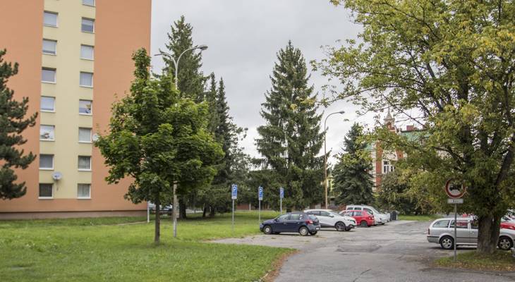 V pátek 29. září se rozeběhne připravovaná revitalizace prostoru mezi ulicemi Kmochova a Pražská. Přibude přibližně pětadvacet parkovacích míst, zeleň, mobiliář, veřejné osvětlení i polopodzemní kontejnery.