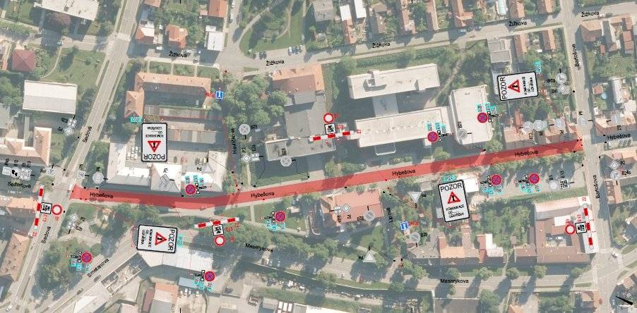 Oprava povrchu vozovky od úterý 23. září 2025 uzavře pro dopravu část Hybešovy ulice. Omezení se týká asi 350 metrů dlouhého úseku od ulice Sadová po ulici Bartošova. Část Hybešovy ulice čeká celoplošná oprava asfaltového povrchu, součástí stavby bude také oprava vpustí a spádů odvodu povrchových vod, lokální úprava obrub, výškové opravy a lokální doplnění a opravy přídlažby. Práce potrvají zhruba 14 dnů.
