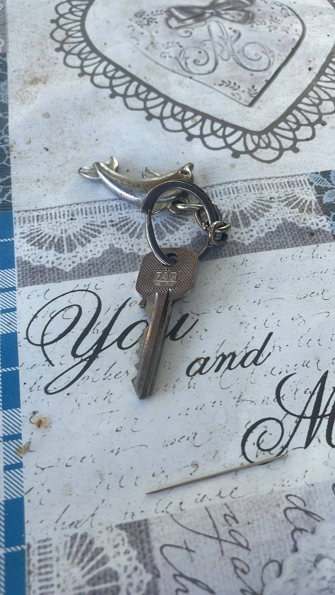 - klíče nalezezy pod lípami u Janatů čp. 26. Pro vyzvednutí volejte 602 655 271