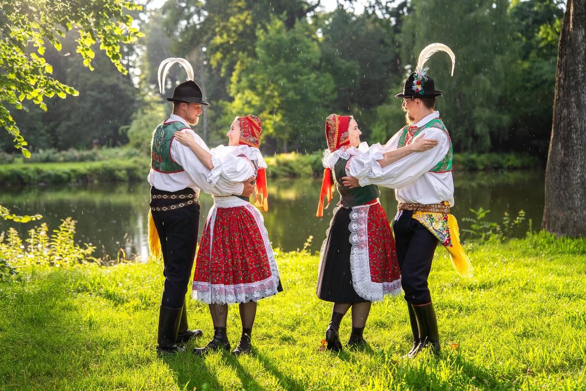 První říjnový víkend se ve Veselí konají Andělské hody. Město ožije od pátku 3. do neděle 5. října lidovou zábavou a tradicemi. Na hodovou notu se ale můžete naladit již dnes na Panském dvoře, kde proběhne Kurz lidových tanců. V sobotu 27.9. pak zveme všechny milovníky folkloru na vernisáž výstavy, která v obrazech představí bohatství kulturní tradice jižní Moravy. V neděli bude na koňských povozech projíždět městem hodová chasa, aby vesele a s hudbou pozvala obyvatele i návštěvníky na nadcházející hody. V pátek 26. září od 18 hodin se na Panském dvoře uskuteční kurz lidových tanců pro veřejnost, na který vás zve SLPT Radošov spolu s cimbálovou muzikou Hrom. Vstup je zdarma a příležitost zatančit si i naučit se nové kroky je otevřená všem zájemcům. V sobotu 27. září od 16 hodin se v Městské galerii na Panském dvoře uskuteční slavnostní zahájení výstavy Moravské příběhy. Autorky Zuzana Osako a Věra Colledani v ní představují kulturní bohatství jižní Moravy očima dvou výrazných osobností. Výstava přiblíží patnáct projevů kulturního dědictví zapsaných na Seznam nemateriálních statků Jihomoravského kraje – doplněných o Zuzaniny ilustrace a autentické předměty spjaté s jednotlivými tradicemi. Vernisáž hudebně doprovodí Anna Habancová. Neděle 28. září přinese veselí do ulic. V 11 hodin vyrazí městem hodová chasa na koňských povozech, aby obyvatele i návštěvníky pozvala na nadcházející hody. Samotné Andělské hody pak odstartují tradičně stavěním máje na náměstí Míru v pátek 3. října od 17 hodin.  Po jejím skončení se můžete těšit na neformální besedu u cimbálu, která navodí tu správnou atmosféru.  Sobota 4. října bude patřit hodovému veselí v plné síle. Již dopoledne se chasa vydá na tradiční obchůzku – z Veselí projde přes Milokošť, kde vyzvedne mladšího a staršího stárka, a pokračuje do Zarazic, kde se k ní připojí obě stárky. V letošním roce byli starším stárkem a stárkou zvoleni Jakub konečný a Karolína Matušková, mladšími pak Milan Hulín a Valentýna Matušková. V 16 hodin projde krojovaný průvod městem, který patří k nejmalebnějším hodovým podívaným. Trasa vede z náměstí Míru k radnici, kde pan starosta uděluje právo ke konání hodové zábavy, a pokračuje na faru pro požehnání a celý průvod tentokrát už i s právem míří na náměstí Míru, kde na venkovním pódiu následuje krátké vystoupení a  může začít spontánní hodové veselí doprovázené cimbálovou muzikou a dechovou hudbou. Během dne se navíc můžete těšit na lidový košt burčáků od 13 hod. na náměstí Míru a vystoupení hostujících folklorních souborů: MPS Roháč, MPS Tvarožná Lhota, HFS Kuželovjan, Spinek, FS Svodnica, Krušpánek Velká Bystřice, Folklorní soubor Písečan a Sboreček Vnorovy. V neděli 5. října se hodový víkend uklidní duchovními akcemi. V 10 hodin proběhne mše svatá a od 15 hodin se v kostele sv. Andělů strážných uskuteční koncert, který nabídne výjimečné hudební odpoledne a propojení duchovní hudby s prvky ethno, world music, jazzu i klasiky. Nenechte si ujít Andělské hody a přijďte prožít kouzlo tradic, hudby a folkloru ve Veselí!