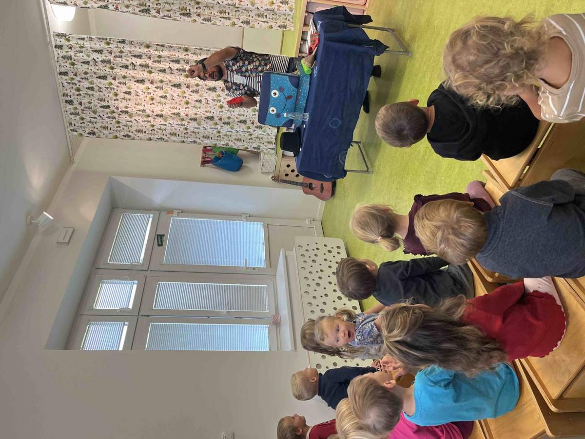 Kouzelník je kouzel znalý,  čáry, máry had je tady.  Z klobouku už leze ven,  my ho ale zaženem!