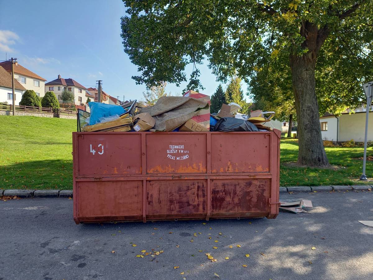 Kontejner na objemný odpad bude znovu přistaven ve čtvrtek 25. 9. Aktuálně přistavený kontejner je už plný, neodkládejte tam tedy žádné další věci a neházejte je ani nahoru. Volně naházené odpady budou padat dolů a nebude možné kontejner bez potíží odvézt. Pokud se kontejner naplní, bude přistaven znovu. Michal Drápela, starosta obce.
