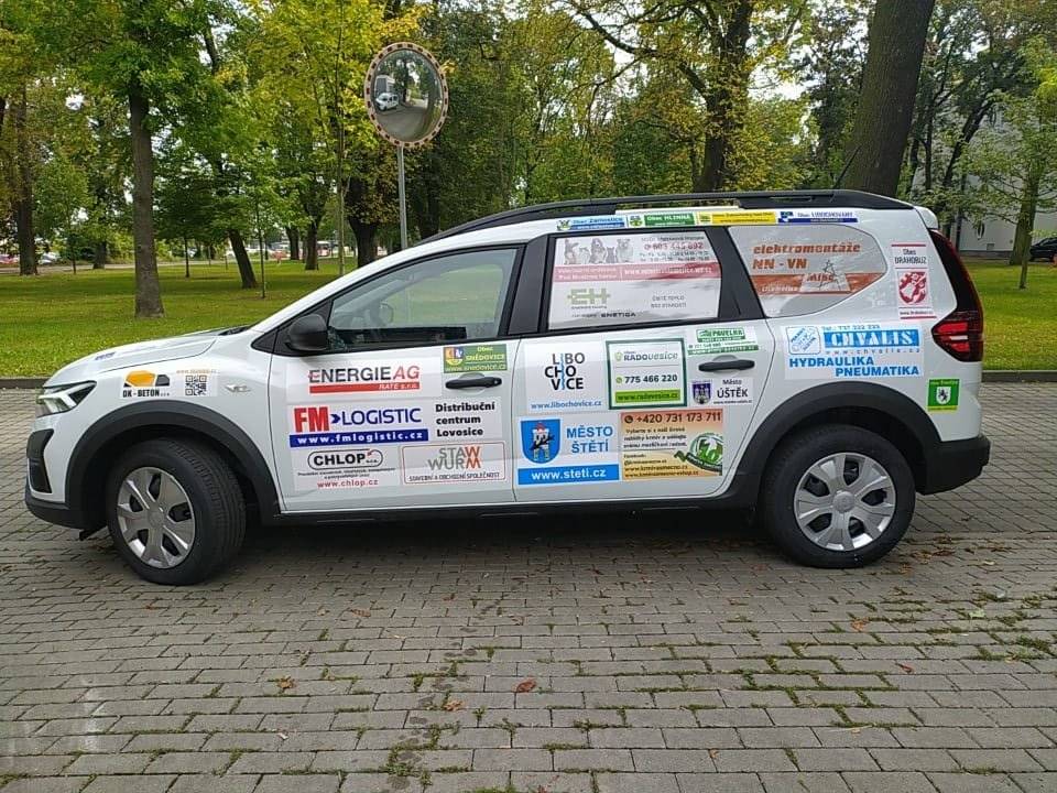 Díky spolupráci firem i obcí se podařilo zrealizovat projekt „Sociální automobil“, v jehož rámci bylo předáno nové vozidlo Dacia Jogger pro Centrum pro zdravotně postižené děti a mládež – SRDÍČKO v Litoměřicích. Slavnostní předání proběhlo dne 11. září 2025 za účasti zástupců partnerů, kteří se na projektu podíleli. ➡️ I naše obec přispěla zakoupením reklamní plochy na tomto sociálním automobilu a tím pomohla uskutečnit dobrou věc. Jsme hrdí, že jsme mohli být součástí projektu a podpořit tak činnost centra, které pomáhá dětem a mládeži se zdravotním postižením. Věříme, že nové auto jim přinese radost i užitek.