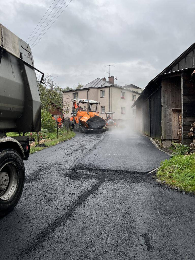 Informujeme občany, že z důvodu nepříznivých klimatických podmínek bude asfaltování na komunikaci Zimní a Lyskovi probíhat i zítra 26.9.2025. Komunikace bude zcela uzavřena. Děkujeme za pochopení.