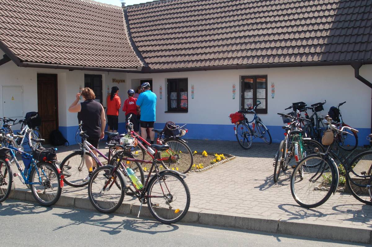 Partnerství, o.p.s. vás srdečně zve na předposlední výlet seriálu Krajem vína 2025, který se koná v sobotu 27. září 2025 od 9:00 hod. Poslední zářijový víkend tak můžete strávit v podzimních vinicích v okolí Kyjova. Startuje se z kyjovského Masarykova náměstí, odkud budou připraveny dvě trasy pro cyklisty a jedna pro pěší po vinařských stezkách Kyjovska. Na kole nebo pěšky budete objevovat krásy slovácké přírody a ochutnáte místní speciality.  Oficiální stránky akce na webu pořadatele Událost na Facebooku