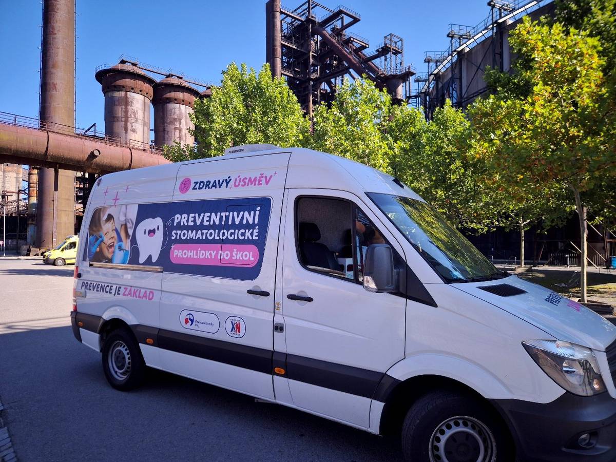 Až dvacet procent dětí vyšetřených v Dentobusu nemá zubaře Velký zájem veřejnosti, představitelů obcí, měst i ředitelů škol vyvolal pilotní projekt Moravskoslezského kraje a Krnovské nemocnice – Dentobus. Speciálně upravená sanitka se stomatologickým křeslem navštívila deset základních škol napříč krajem. Výsledky prohlídek u 983 dětí (2. až 5. třída) jsou velmi špatné. „V Moravskoslezském kraji schází zubař odhadem 150 tisícům obyvatel. Námi zřizované nemocnice několik let budují zubní ordinace a zájem o péči je obrovský. Obraceli se na nás rodiče, že jejich děti nemají zubaře, proto jsme si ve spolupráci s panem ředitelem Václavcem chtěli ověřit, jaká je situace v regionu. Překvapil nás už obrovský zájem ze strany měst, obcí a škol o Dentobus, mobilní ambulanci se stomatologickým křeslem,“ informoval hejtman Moravskoslezského kraje Ing. Josef Bělica, Ph.D. Prevence a prohlídka Dentobus zavítal do deseti škol v Moravskoslezském kraji (Město Albrechtice, Jindřichov, Vrbno pod Pradědem, Rýmařov, Bruntál, Horní Benešov, Krnov, Dvorce, Opava, Havířov). Hlavním smyslem byla prevence zubního kazu. „Součástí týmu byl nejen stomatolog a sestra, ale také dentální hygienistky, které formou hry a zábavné přednášky děti učily správně pečovat o chrup. Děti, jejichž rodiče podepsali souhlas s vyšetřením, pak navštívily Dentobus. Stomatolog jim prohlédl zoubky a zaznačil kazy do speciálního materiálu se stomatologickým křížem, který byl pro rodiče. Kazy byly týmem zapisovány také do statistiky,“ uvedl ředitel krnovské nemocnice MUDr. Ladislav Václavec, MBA. Vysoká kazivost Výsledky statistiky jsou špatné, ale do jisté míry očekávané. „Téměř dvacet procent dětí, které prošly Dentobusem, nemá zubaře. Což je zcela nejzásadnější zjištění. Průměr kazu na dítě je 2,4 kazu. Rekordem bylo 14 kazů u dítěte. Když si vezmete, že třetina dětí kaz neměla, tak je i ten průměr velmi vysoký. Dalším důležitým zjištěním je, že kazivost zubů u dětí z měst je přibližně stejná jako ve školách v menších obcích. Děti ve městech mají ale lepší přístup k péči,“ sdělil výsledky ředitel nemocnice Ladislav Václavec. Zájem narůstá Pilotní projekt má pozitivní reference. „V minulosti mělo každé dítě svého zubaře. Bohužel dnes tomu tak není. Pro některé je problém dojezdová vzdálenost, pro část rodičů finanční situace. Proto oceňuji nápad pana hejtmana Bělici a pana ředitele Václavce, kteří chtějí alespoň tímto způsobem péči zajistit. Věřím, že Dentobus bude jen mezikrok v období, než se podaří v pohraničních regionech opět zajistit dostatek stomatologů pro malé i velké,“ ocenil nápad starosta Rýmařova Ing. Luděk Šimko. Ředitelé škol vše sledovali. „Mnoho dětí se zubařů bojí. Sám jsem byl zvědav, jak budou žáci návštěvu Dentobusu vnímat. Přátelský duch samotné přednášky o zoubcích a jejich čištění pod dohledem milých odbornic uvolnil napětí. Děti vcházely a vycházely z Dentobusu s úsměvem na tváři,“ uvedl Mgr. Lubomír Grček, ředitel Základní školy Město Albrechtice. Ředitel ZŠ Janáčkovo náměstí Krnov Mgr. Karel Handlíř zažil, že žák nepřišel do školy kvůli bolavým zubům. „Zubaři u nás schází nejen mnoha dospělým, ale i dětem. Bohužel právě letos v Krnově skončila další dětská zubařka a náhrada za ní není. Proto pilotní projekt Krnovské nemocnice a Moravskoslezského kraje oceňuji a věřím, že o něj bude obrovský zájem,“ konstatoval Mgr. Karel Handlíř. Milá práce Lékařka MDDr. Tereza Bystřická, která v Dentobusu trávila několik dní a vyšetřila stovky dětí, byla z množství kazů u nejmenších pacientů překvapena. „Musím říct, že na celém projektu bylo nejnáročnější přejíždět mezi městy. Není to jako ráno přijít do ordinace a začít 