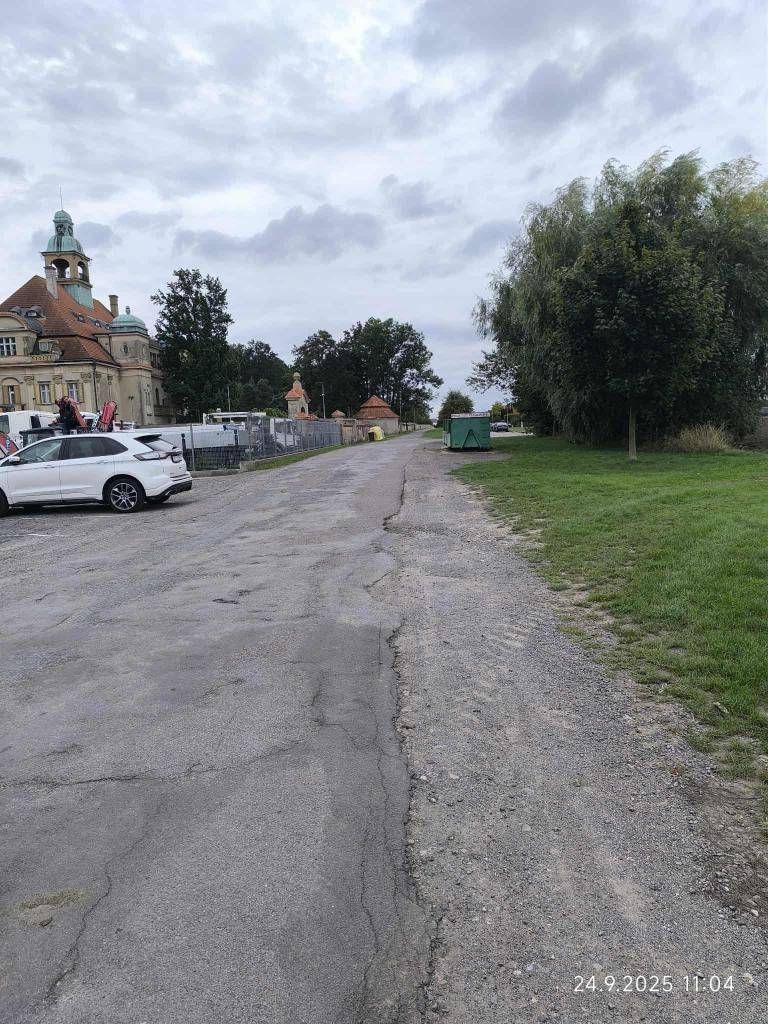 Upozornění pro obyvatelé ulice Zámecké  Od úterý 30. září 2025 bude uzavřena silnice ze Zámecké ulice na silnici I/17 ( hlavní silnice ) z důvodů rekonstrukce komunikace a výstavby chodníků.   Žádáme o respektování dopravního značení.