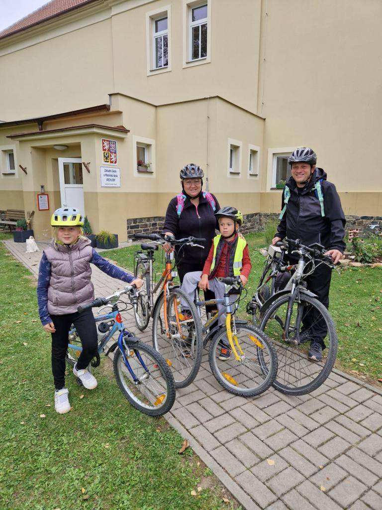 Třeťačka Elenka a prvňák Péťa z Kluků přijeli dnes s mamkou a taťkou do školy do Krchleb jiným dopravním prostředkem než obvykle. Celá rodina přijela na kole! Skvělý nejen sportovní, ale rovněž ekologický počin. Děkujeme za Váš přístup!