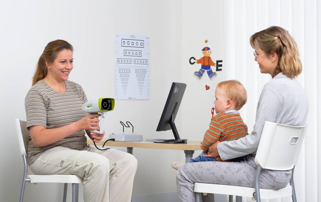 Rodiče, kteří mají zájem o vyšetření očí svého dítěte se mohou přihlásit do formuláře na nástěnkách tříd. Toto vyšetření si hradí každý rodinný zástupce sám - 250,-. Některé pojišťovny to rodičům proplácí. Termín vyšetření bude upřesněn podle zájmu.