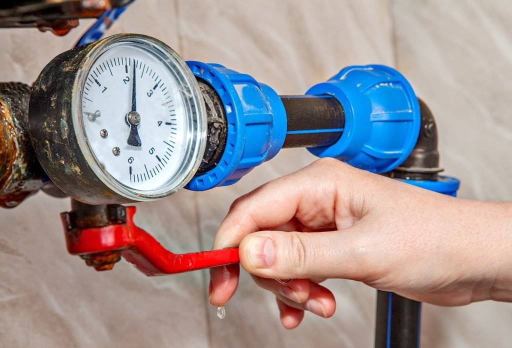 Obecný úrad upozorňuje občanov, že u tých odberateľov, ktorí majú nedoplatky na vodnom a stočnom, bude pristúpené k prerušeniu alebo obmedzeniu dodávky pitnej vody. Toto opatrenie sa vzťahuje aj na tých odberateľov, ktorí majú nedoplatky len na stočnom. Postup obce vychádza z ustanovenia § 32 ods. 1 zákona č. 442/2002 Z. z. o verejných vodovodoch a verejných kanalizáciách, podľa ktorého môže prevádzkovateľ verejného vodovodu prerušiť alebo obmedziť dodávku vody, ak odberateľ neuhradí vodné alebo stočné po lehote splatnosti. Žiadame preto všetkých občanov, aby svoje nedoplatky uhradili v čo najkratšom čase a predišli tak nepríjemnostiam spojeným s odpojením od verejného vodovodu a kanalizácie. Za porozumenie ďakujeme.