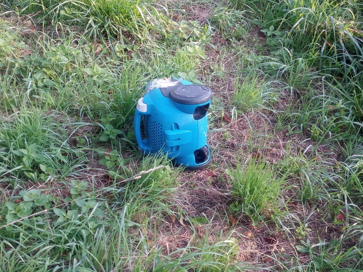 UPOZORNENIEObec Krpeľany zaznamenala znečistenie verejného priestranstva porozhadzovaným elektroodpadom, a to na Školskej ulici oproti skladu elektroodpadu (viď priložené obrázky).Veríme, že uvedené skutočnosti sa nebudú opakovať a tak prispejeme k čistejšej obci.Za porozumenie ďakujeme.