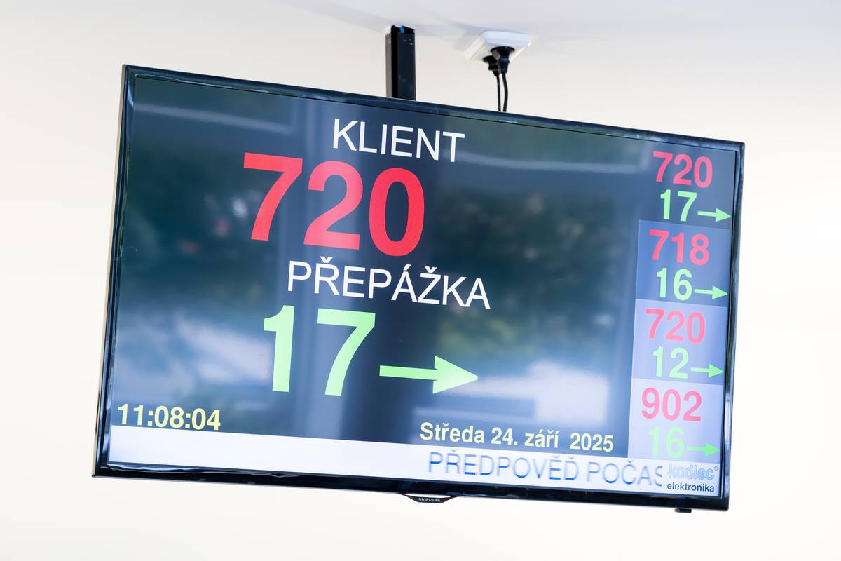 V roce 2025 končí platnost řidičského průkazu více než 1 200 lidem v Karviné. Možná se to týká i vás – proto si raději zkontrolujte svůj řidičák. 👉 Výměnu můžete vyřídit: - osobně na úřadě u přepážky registru řidičů - online přes Portál dopravy a nový průkaz si vyzvednout na jednom z více než 1 100 výdejních míst (Balíkovny, boxy 24/7) - nebo si ho nechat poslat přímo na úřad ✅ Výměna je zdarma ⏳ Nový průkaz je většinou připraven do 20 dnů ❗ Starý si necháte a sami ho znehodnotíte (jako platební kartu) ℹ️ Připomínáme, že i když už není nutné mít průkaz fyzicky u sebe, musí být vždy platný.