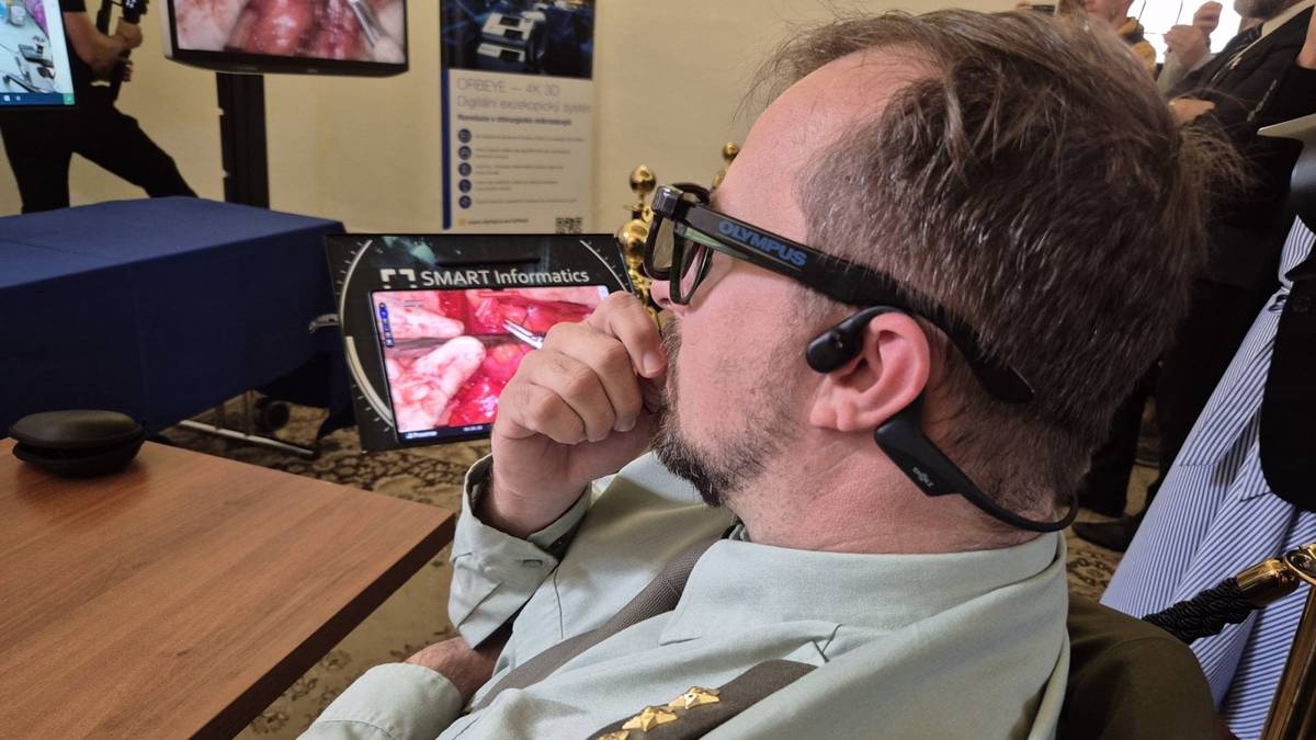 Asistující chirurg sleduje videopřenos operace ve 4K rozlišení.