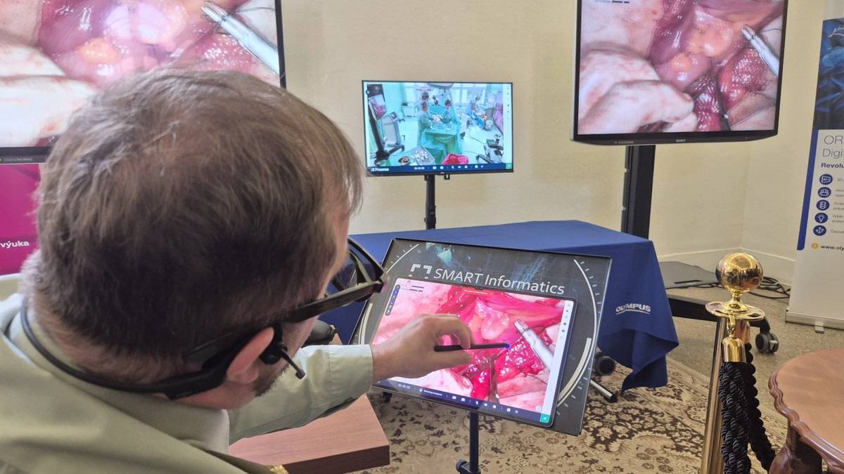 „Původně bylo hodně problematické označit, kam má operatér sáhnout. Přemýšleli jsme o tom, jestli používat pokyny typu ‚60 stupňů‘ nebo označení jako na šachovnici – pole A7… To ale nejde."