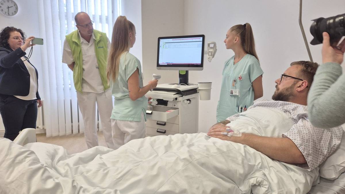 Sestra může pacientovi podat lék. Naskenováním čárového kódu na krabičce se to zaznemaná do karty pacienta.