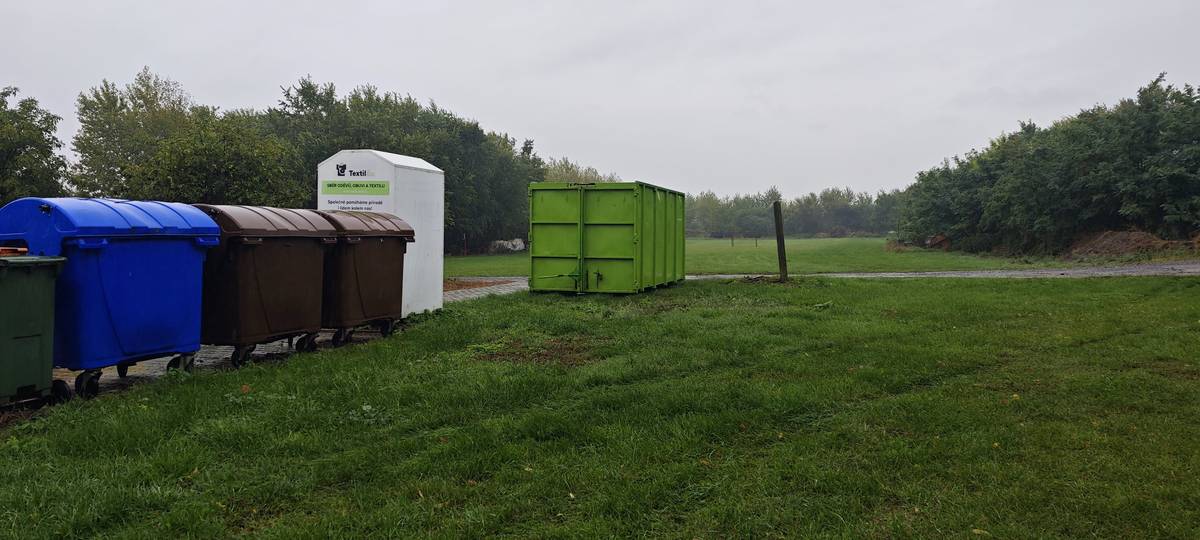 Do naší obce byl přistaven kontejner na zahradní odpad, který se nachází za budovou školy. Žádáme občany, aby velké větve, které mohou být poštěpkovány, nevhazovali do biokontejneru, ale odkládali je vedle na hromadu. Tyto větve budou obecním pracovníkem poštěpkovány a tím se lépe využije kapacita kontejneru. Děkujeme