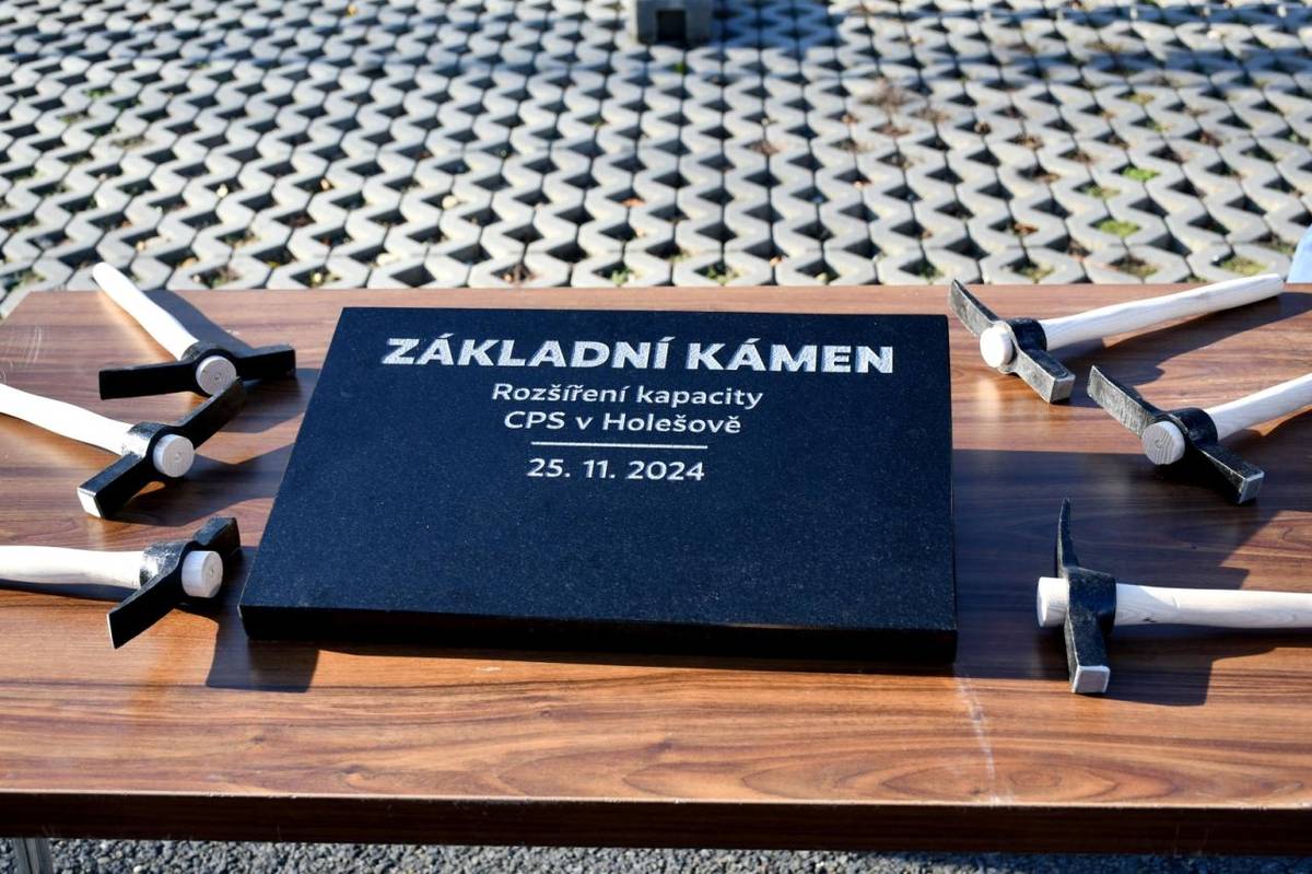 Na podzim minulého roku jsme společně poklepali na základní kámen nové budovy Centra pro seniory. Tím začala výstavba, která má přinést moderní a komfortní bydlení pro seniory a osoby se zdravotním postižením, kteří potřebují dlouhodobou intenzivní péči.