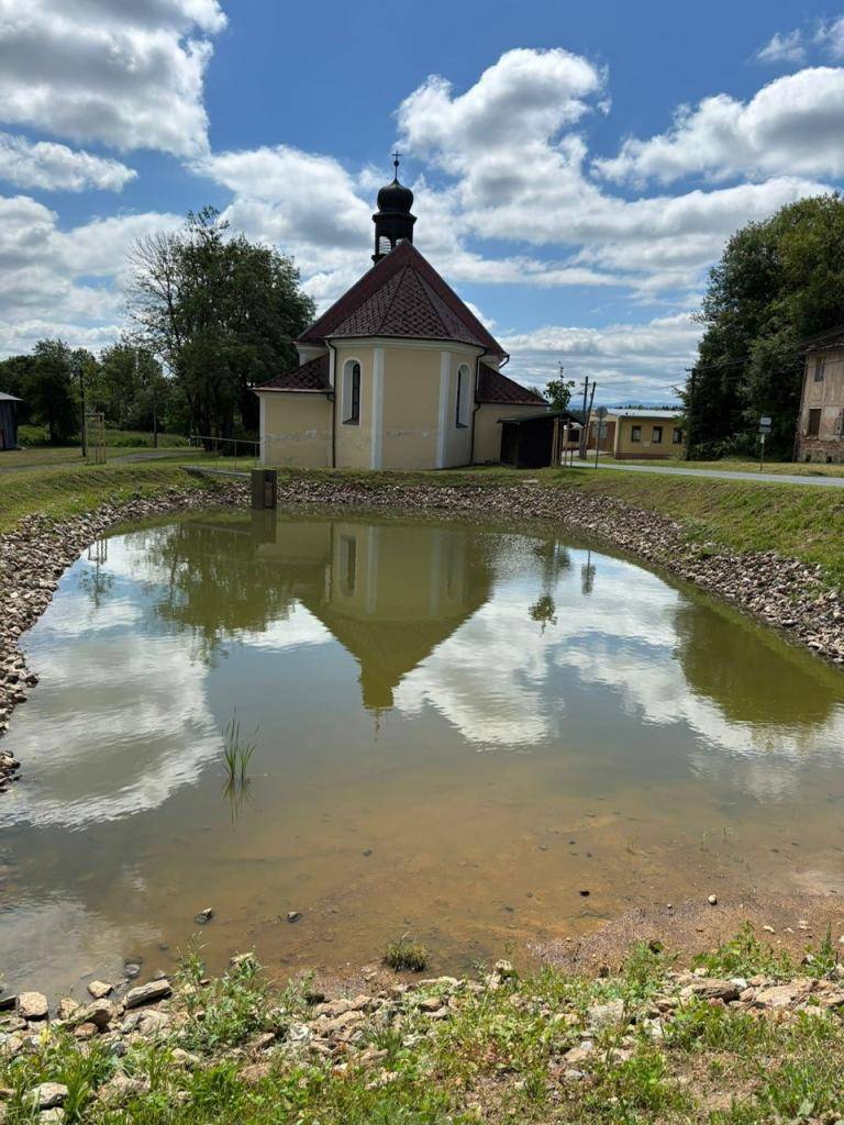 Na jaře letošního roku prošly maxovské vodní nádrže výraznou proměnou. Obnovena byla hráz jedné z nádrží, zatímco druhá se dočkala zpevnění a dalších úprav, které přispěly k její stabilitě a estetickému vzhledu.
