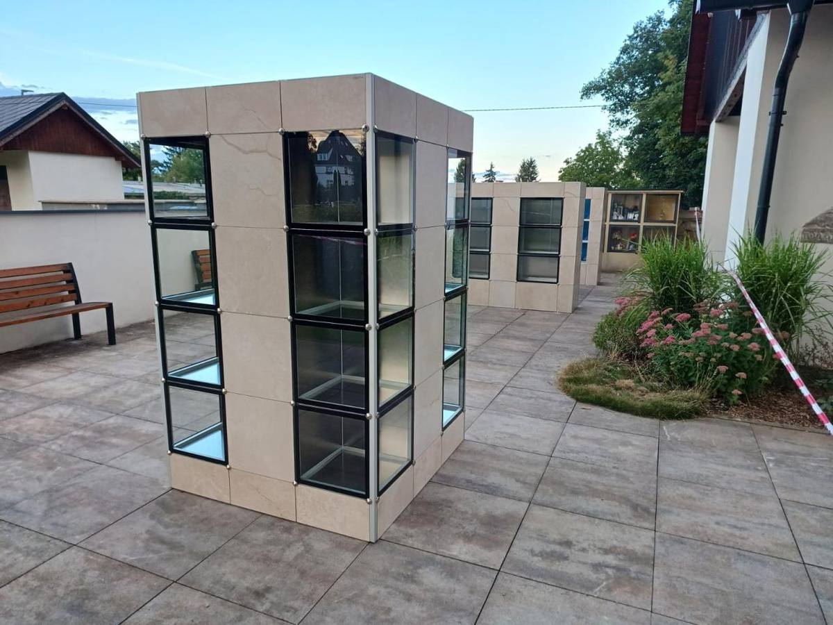 Informujeme občany, že na hřbitově byly vybudovány nové kolumbární schránky určené pro uložení uren.