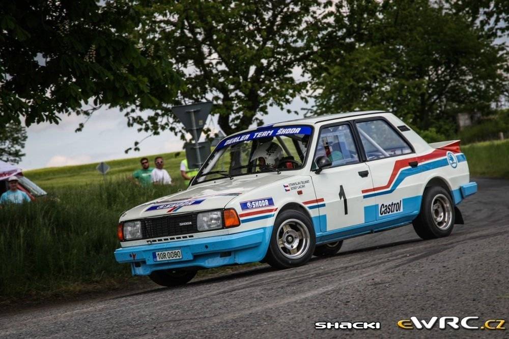 Vážení občané, dovolujeme si Vás upozornit, že dne 27. 9. 2025 od 07:00 do 18:00 hod. bude silnice v úseku Smetalky, Zahrádka, Čížkov, Přešín, Sedliště uzavřena pro veškerý provoz z důvodů konání X. Podbrdské setkání legend. Přibližně v čase 11:50 -12:30 bude silnice otevřena a umožněno vyjetí a najetí vozidel. Dále Vás upozorňujeme na zvýšený provoz vozidel v uvedeném úseku a to dne 26. 9. 2025 odpoledne. Případné další informace Vám budou zodpovězeny na tel. čísle 606 117 800. Prosíme Vás proto o pochopení a shovívavost k opatřením, která Vás omezí. Jsme si vědomi, že ne všichni občané mají motoristický sport rádi a těžko se s omezením pohybu osob i vozidel smiřují. Přesto věříme, že zvítězí tolerance. Upozorňujeme na nebezpečí při volném pobíhání domácího zvířectva. Předem děkujeme za pochopení a shovívavost Za KBS Sedliště Václav Sládek