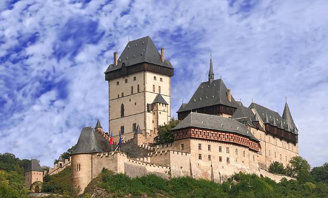Dobrý večer, vážení přátelé, městys Karlštejn ve spolupráci se Státním hradem Karlštejn zve občany s trvalým bydlištěm v Karlštejně na komentovanou prohlídku II.okruhu a Kaple sv.Kříže ve čtvrtek, dne 30.10.2025 a to od 10,00 hod, 10,30 hod a 11,00 hod. Maximální počet návštěvníků na jednu prohlídku je 16 lidí. Prohlídka je za snížené vstupné 190,- Kč, platba proběhne na místě. Sraz návštěvníků je na nádvoří hradu v 9,40 hod.  Zájemci, kteří nejsou již nahlášeni, se mohou hlásit do 12.10.2025 na tel.č. 607 146 827 nebo na mail: lacmanova.hana @gmail.com. Přejeme Vám hezký večer městys Karlštej
