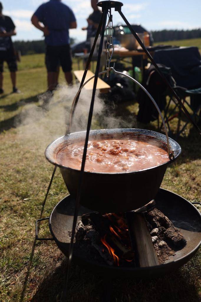 Letošní ročník Prostibořského kotlíku přilákal do naší obce téměř sedm set návštěvníků. Počasí nám přálo a v sobotu se u rybníčku rozvoněly desítky kotlíků s chutnými specialitami. Soutěžní týmy předvedly skvělé kulinářské výkony a porota a návštěvníci to ani letos neměli jednoduché.