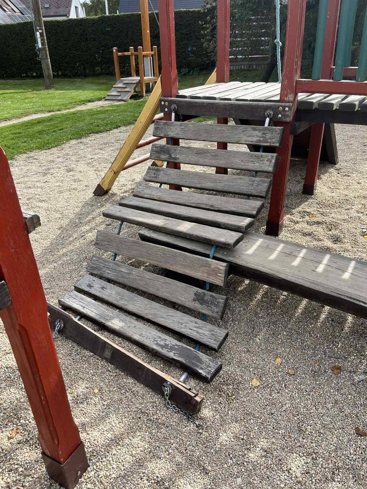 Tak tohle mně fakt už štve! Včera kolem 17 h nějací výrostci rozbili most na dětském hřišti u hasičárny. Ale dám jim šanci most opravit. Stačí mi zavolat nebo napsat. Čas mají do pátku. Pak nahlásím přestupek policii. starosta. tel. 737 248 420