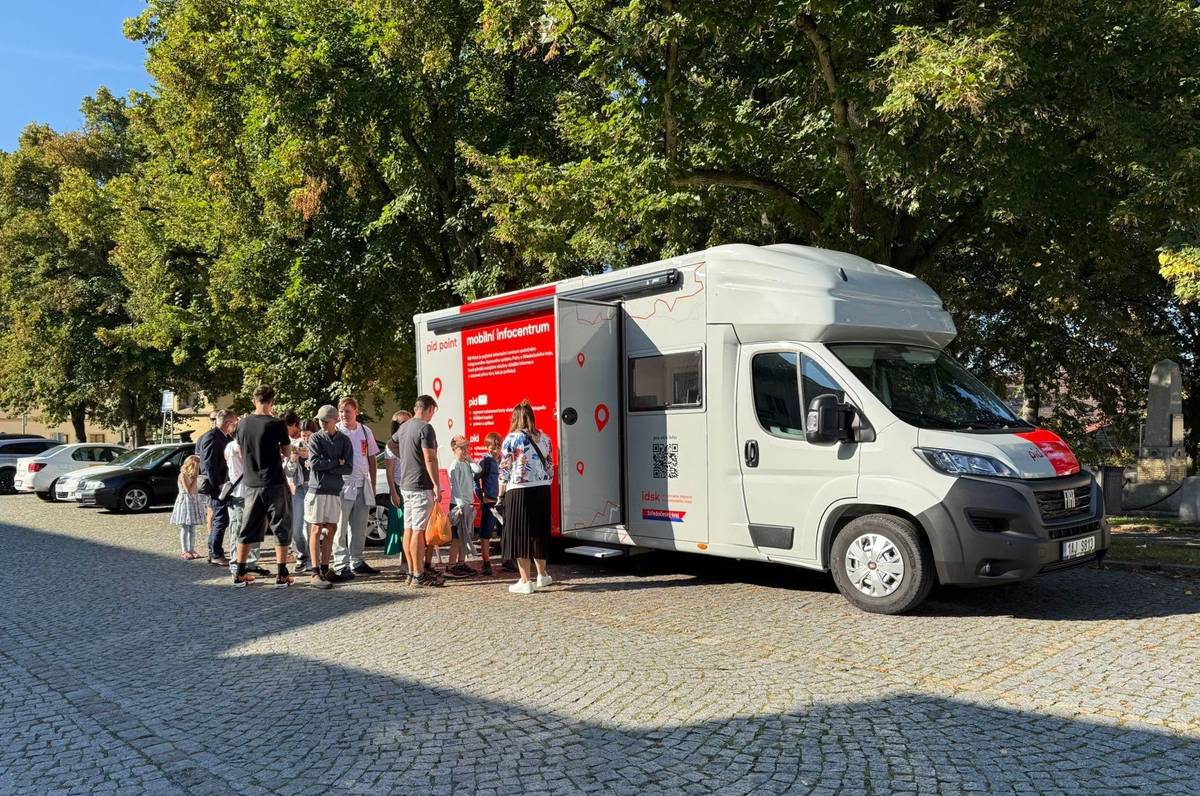 Dnes mezi 9. a 16. hodinou měl být na Masarykově náměstí u pomníku Václava Budovce z Budova poprvé k dispozici stánek Mobilního informačního centra Pražské integrované dopravy, takzvaný PID Point. S omluvou nakonec nedorazil kvůli technické závadě. Cestující však o možnost poradit se ohledně cestování PID nepřijdou - PID Point dorazí ve čtvrtek 23. října. Do města bude od října zajíždět jednou měsíčně a cestujícím pomůže s mnohým. Ve stánku si bude například možné nechat na počkání vyrobit Lítačku (stačí mít s sebou občanský průkaz), dobít předplacený kupón nebo nechat nastavit mobilní aplikaci PID Lítačka. Starší osoby jistě ocení možnost vytištění jízdních řádů zdarma a všichni cestující pak asistenci při hledání spoje dle požadavku za co nejnižší cenu. Podrobnosti v letáku.